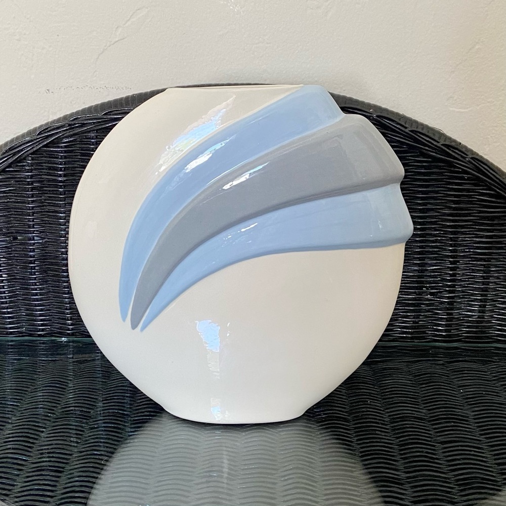 Vintage 1980s Art Deco Style Cornflower Blue and Cream Flat Round Ceramic Vase - Picture 11 of 13